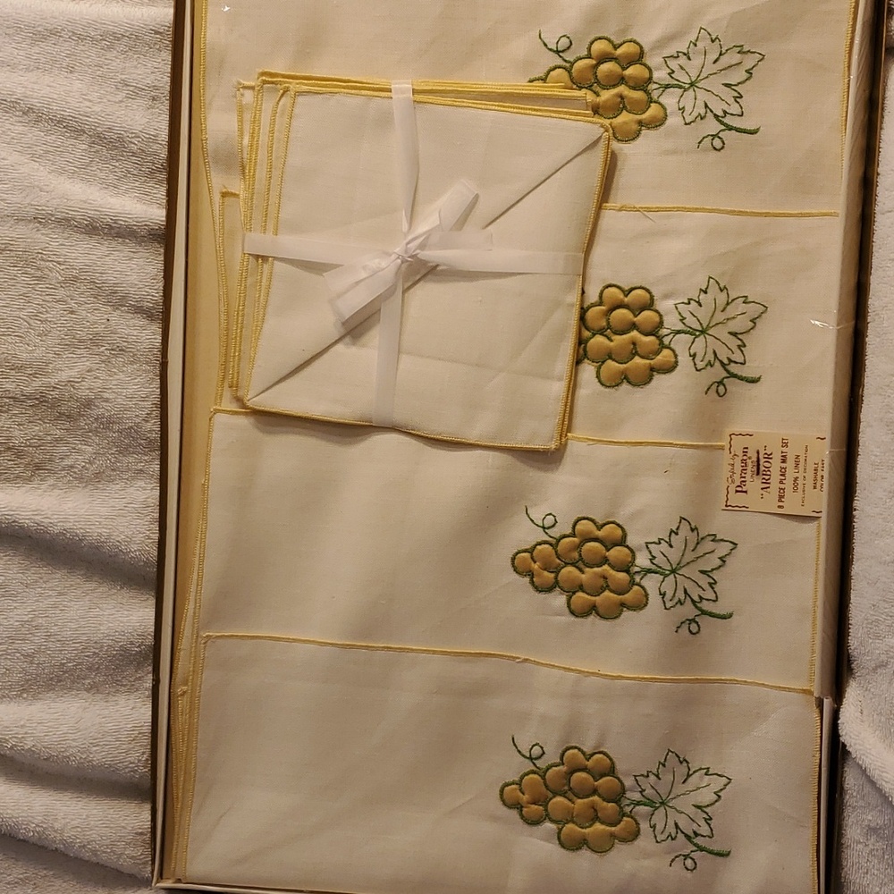 Vintage Paragon Linen Place Mat Set